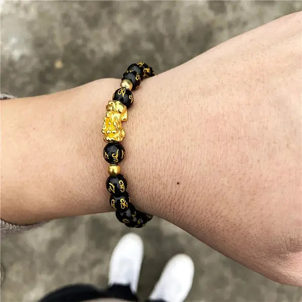 Bracelet Pi Xiu en obsidienne noire Mani Mantra au poignet d'un autre homme kaosix