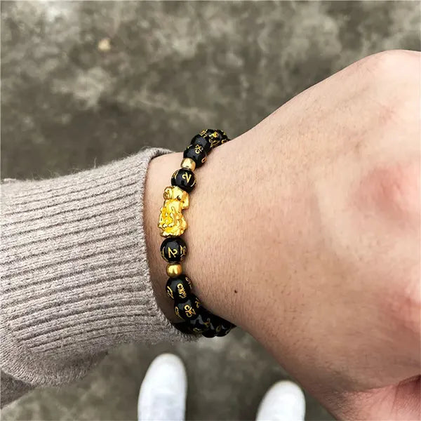 Bracelet Pi Xiu en obsidienne noire Mani Mantra au poignet d'un homme kaosix