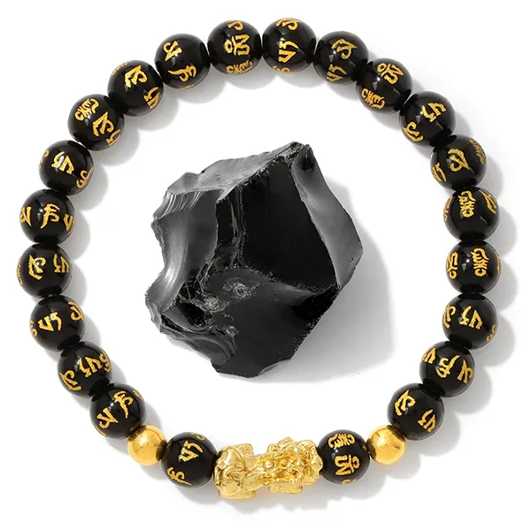 Bracelet Pi Xiu en obsidienne noire Mani Mantra sur fond blanc avec un blod d'obsidienne noire au centre du bracelet kaosix