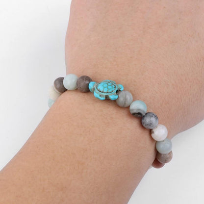 Bracelet Pierre d’Amazonite Tortue Marine au poignet d'une jeune femme Kaosix