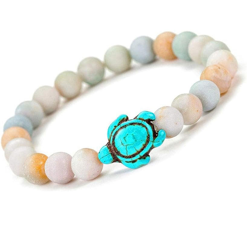 Bracelet Pierre d’Amazonite Tortue Marine vue en diagonale sur un fond blanc Kaosix