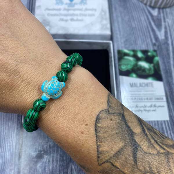 Bracelet Pierre de Malachite Tortue Marine au poignet d'un homme Kaosix