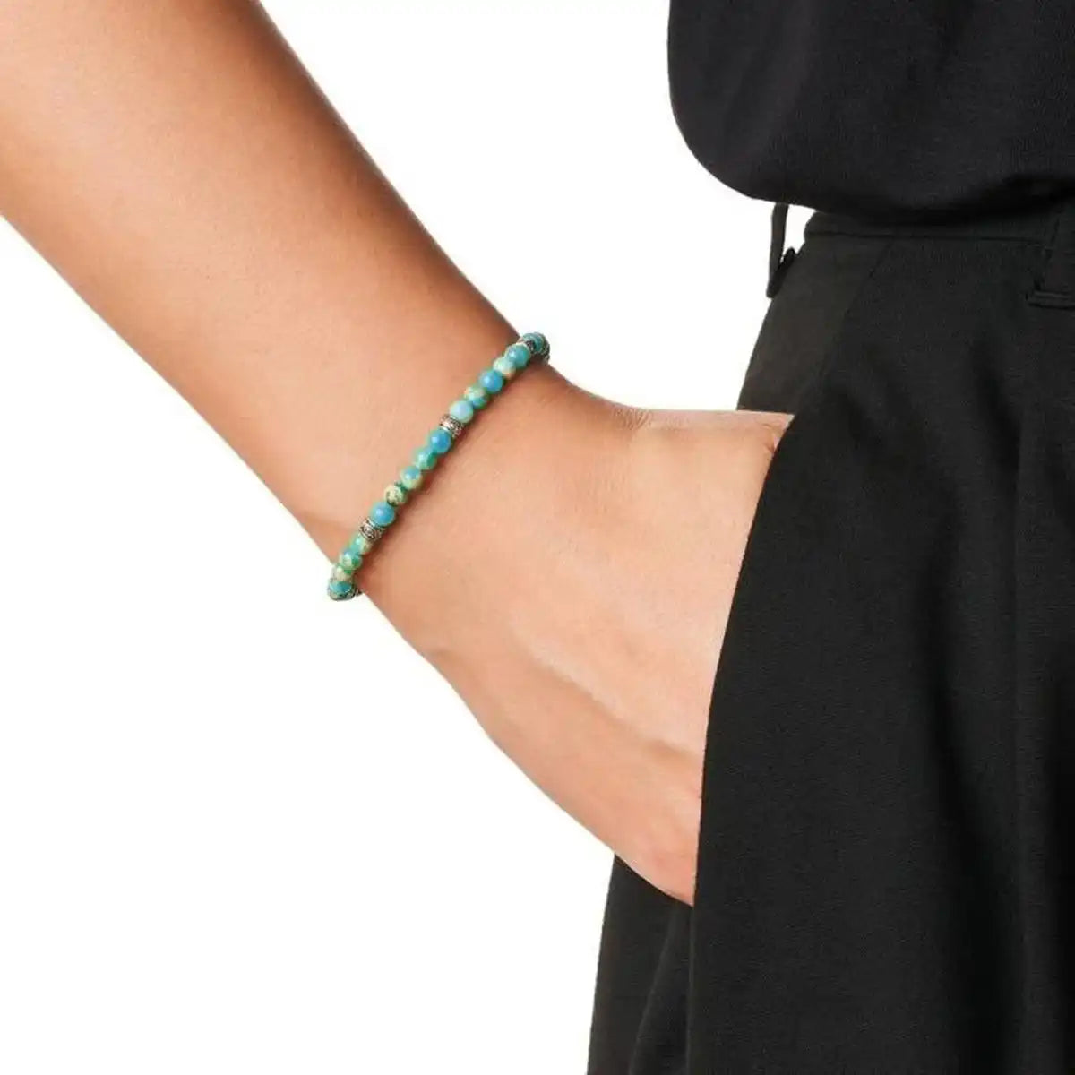 Bracelet Tibétain Bleu Turquoise au poignet d'une femme kaosix