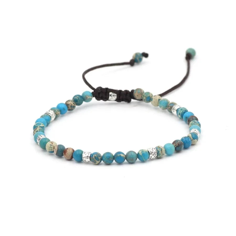Bracelet Tibétain Bleu Turquoise sur fond blanc vue de près kaosix