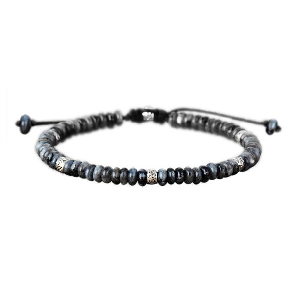 Bracelet Tibétain en Labradorite et Anneaux Métalliques Gravés sur un fond blanc kaosix