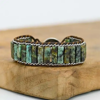 Bracelet Turquoise Africaine Bâtonnets Boho Wrap de dos posé sur une planche en bois kaosix