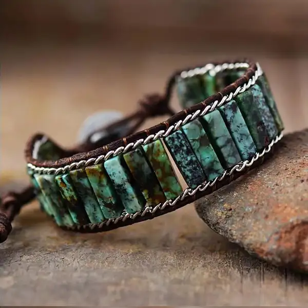 Bracelet Turquoise Africaine Bâtonnets Boho Wrap de face posé sur une pierre ronde grise kaosix