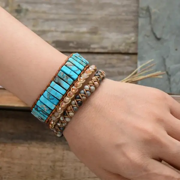 Bracelet Turquoise Bâtonnets Boho Wrap au poignet d'une femme avec d'autres bracelets en perles de pierres rondes kaosix