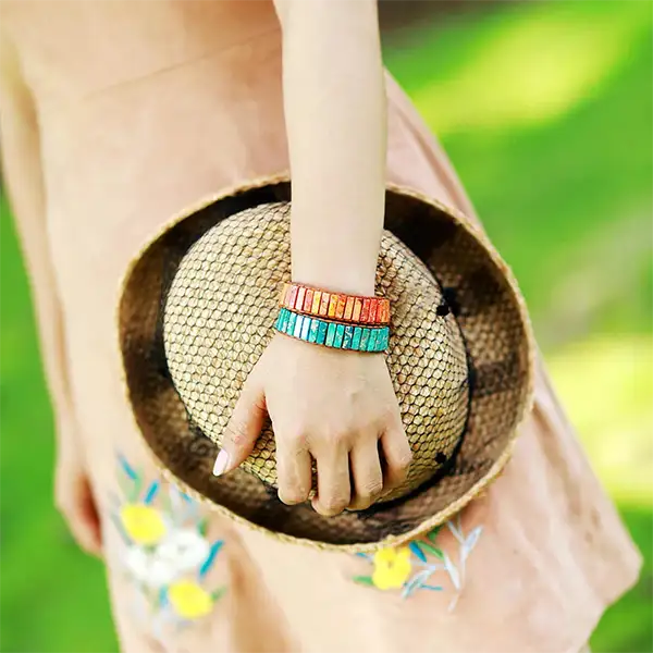 Bracelet Turquoise Bâtonnets Boho Wrap au poignet d'une femme  avec un autre bracelet kaosix