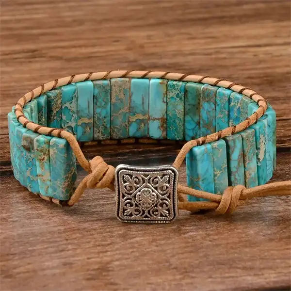 Bracelet Turquoise Bâtonnets Boho Wrap sur un plancher en bois vue de face kaosix