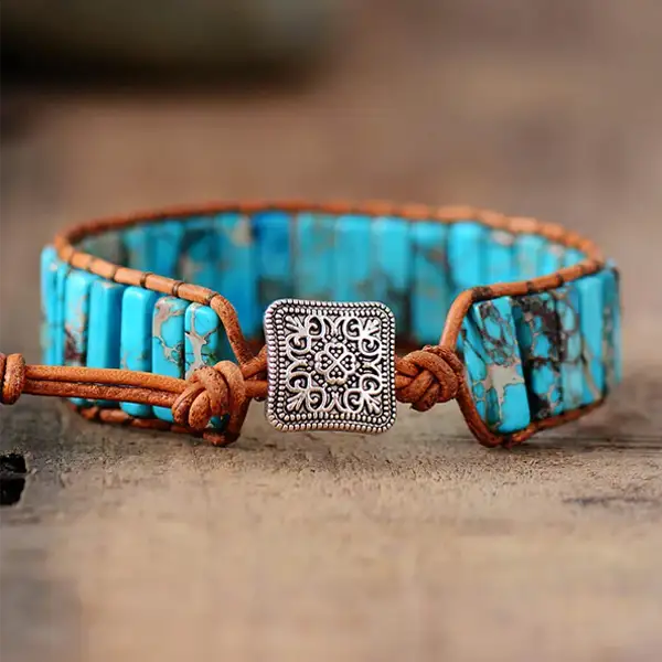 Bracelet Turquoise Bâtonnets Boho Wrap sur un plncher en bois vue de face kaosix