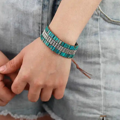 Bracelet Turquoise Bâtonnets Tibétain Boho Wrap au poignet d'une femme kaosix