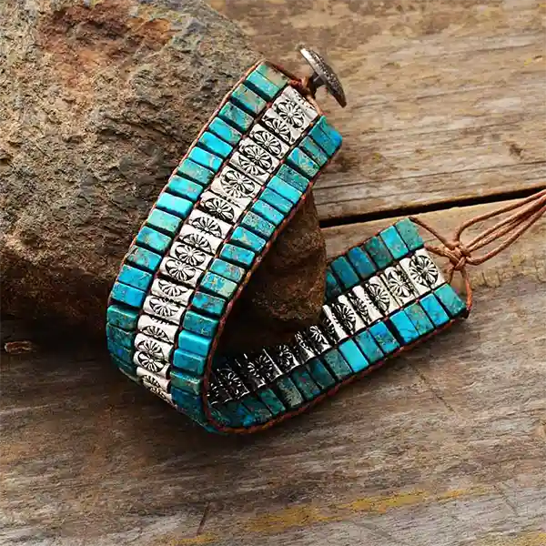 Bracelet Turquoise Bâtonnets Tibétain Boho Wrap posé sur une pierre kaosix