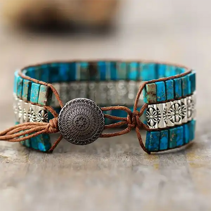 Bracelet Turquoise Bâtonnets Tibétain Boho Wrap posé sur un plancher en bois kaosix