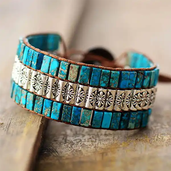 Bracelet Turquoise Bâtonnets Tibétain Boho Wrap posé sur un plancher en bois vue de dos kaosix