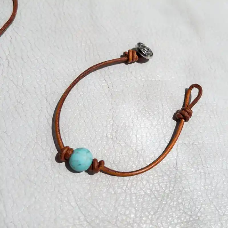Bracelet Turquoise et Cuir Bohème posé sur du cuir blanc kaosix