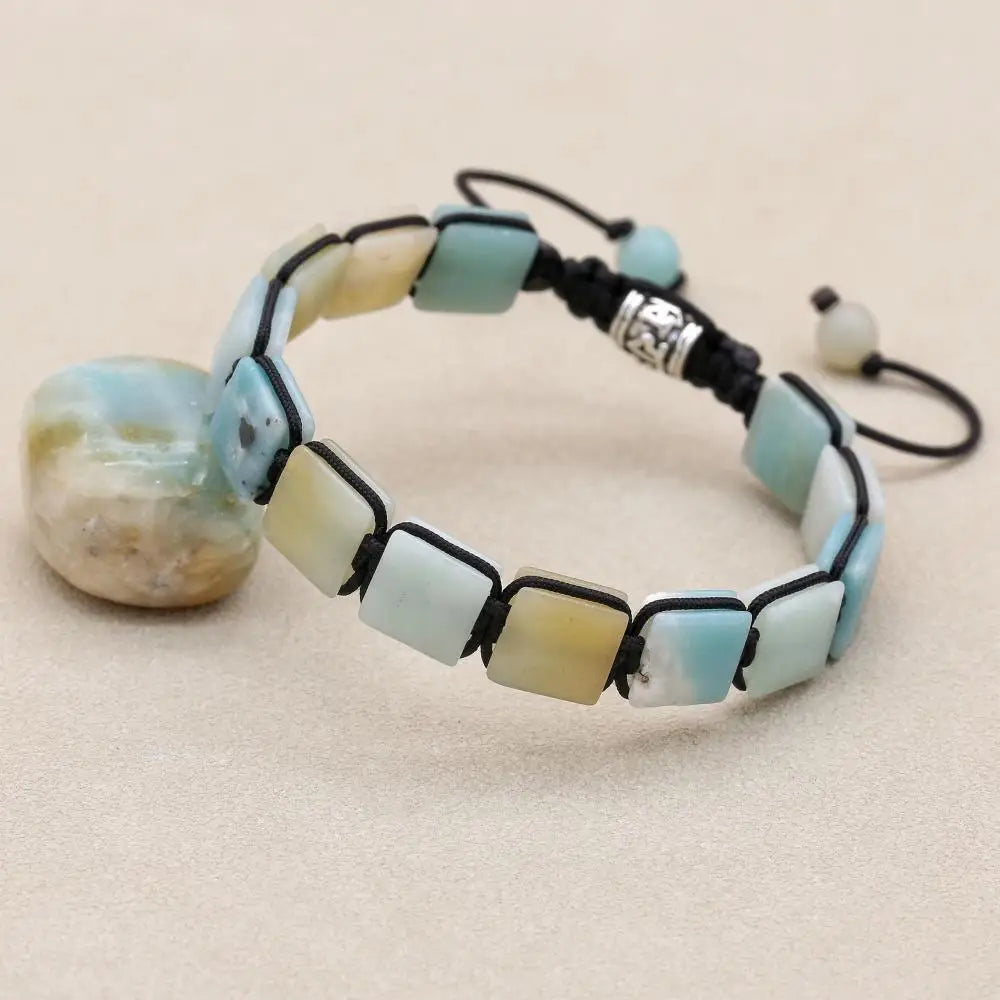 Bracelet Amazonite Pierres Rectangulaires Équilibre et Sérénité posé sur galet Kaosix