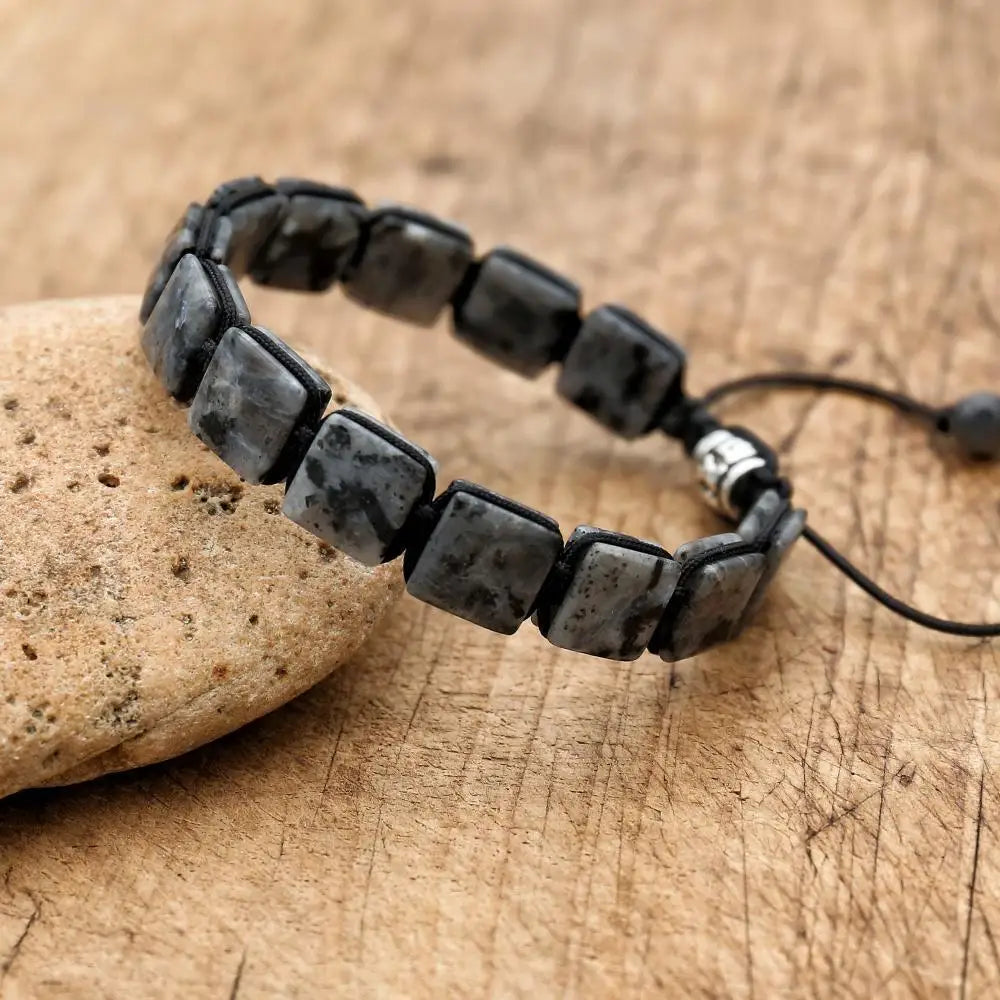 Bracelet Labradorite Pierres Rectangulaires Protection et Intuition posé sur galet kaosix