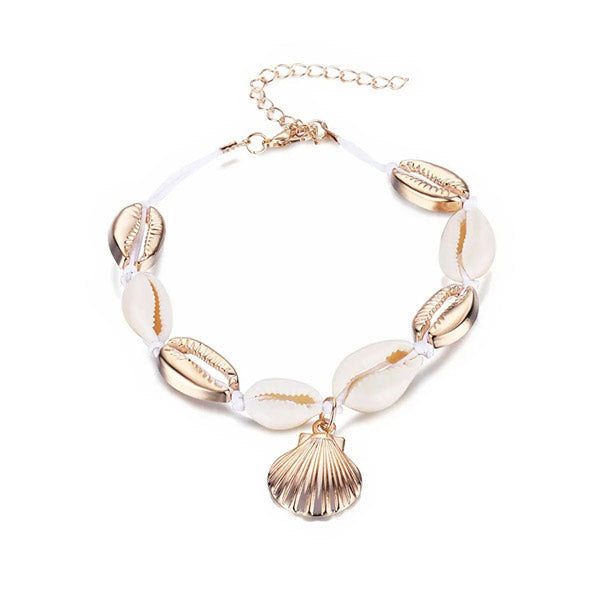 Bracelet de cheville en coquillages cauris avec amulette coquille Saint-Jacques couleur or sur fond blanc Kaosix
