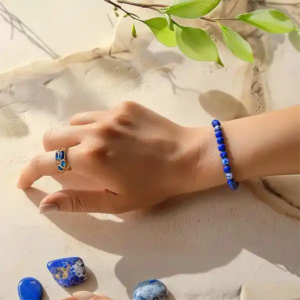 Bracelet en Lapis Lazuli Harmonie (boule 4 mm) au poignet d'une jeune femme kaosix
