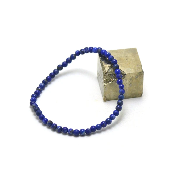 Bracelet en Lapis Lazuli Harmonie (boule 4 mm)  posé sur un cube doré sur fond blanc kaosix