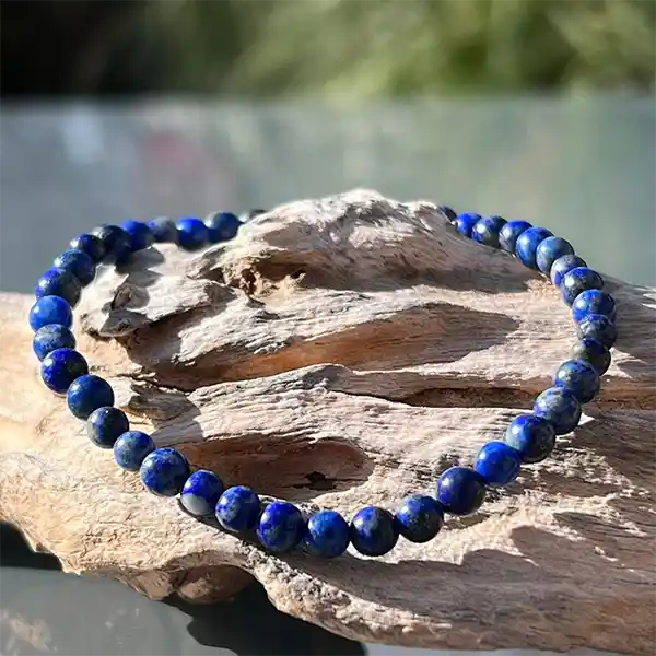Bracelet en Lapis Lazuli Harmonie (boule 4 mm) posé sur une branche d'arbre kaosix