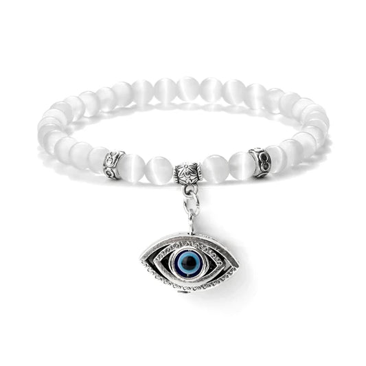 Bracelet en Opale Blanche avec Amulettes Porte-Bonheur le mauvais oeil sur fond blanc kaosix