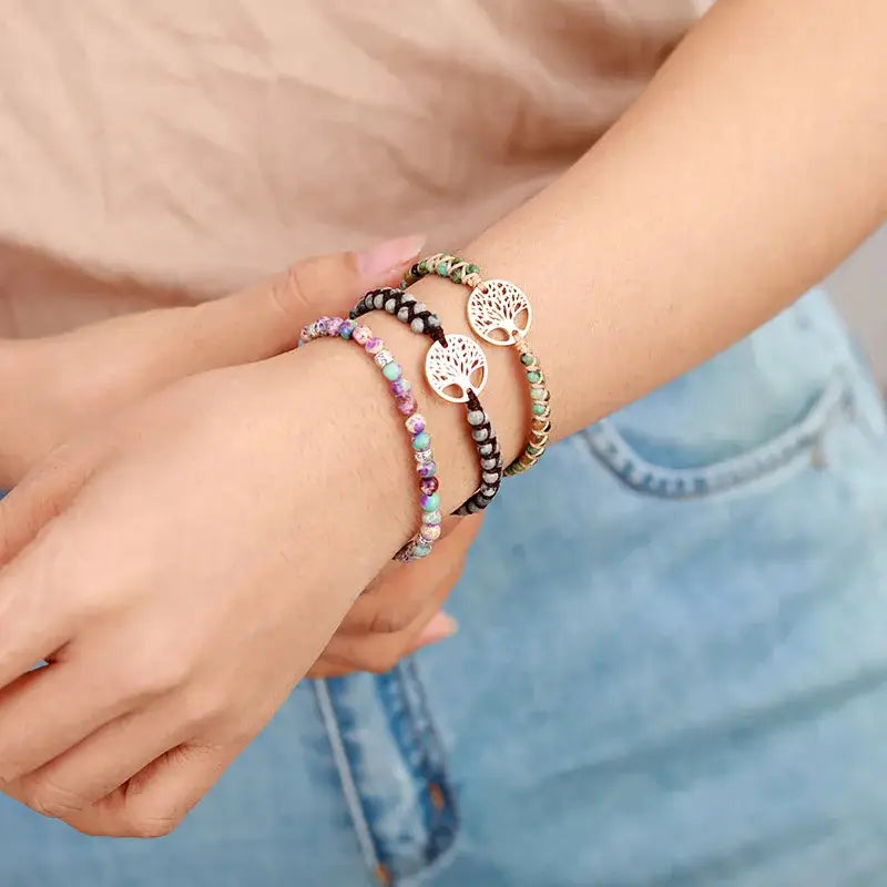 Bracelet en Perles de Jaspe Impérial Éveil Spirituel au poignet d'une jeune fille avec deux autres bracelets en pierres kaosix