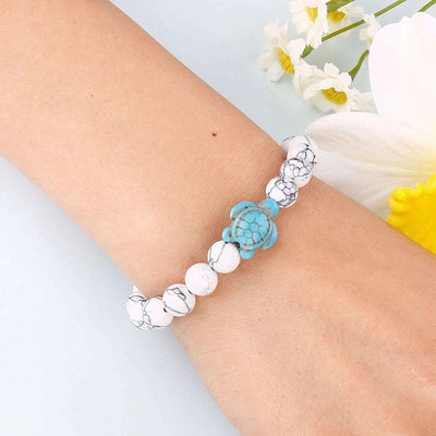 Bracelet howlite blanche Tortue Marine au poignet d'une jeune fille Kaosix