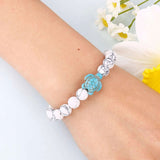 Bracelet howlite blanche Tortue Marine au poignet d'une jeune fille Kaosix