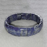 Bracelet pierres plates (plaquettes) Lapis Lazuli posé sur du marbre gris Kaosix