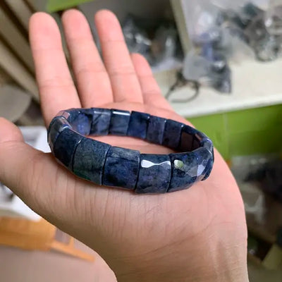 Bracelet pierres plates (plaquettes) Lapis Lazuli posé sur la peaume d'une main d'homme Kaosix