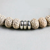 Bracelet tibétain graine de bodhi protection gros plan sur les anneaux metalliques Kaosix