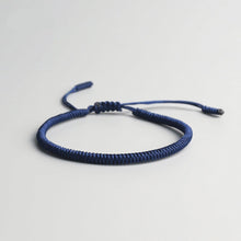 Bracelet tibétain porte-bonheur couleur rouge sur fond blanc Kaosix