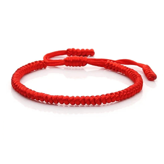 Bracelet tibétain porte-bonheur couleur rouge sur fond blanc Kaosix