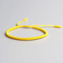 Bracelet tibétain porte-bonheur couleur rouge sur fond blanc Kaosix