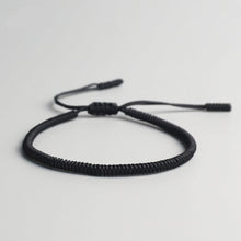 Bracelet tibétain porte-bonheur couleur rouge sur fond blanc Kaosix