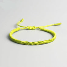 Bracelet tibétain porte-bonheur couleur rouge sur fond blanc Kaosix