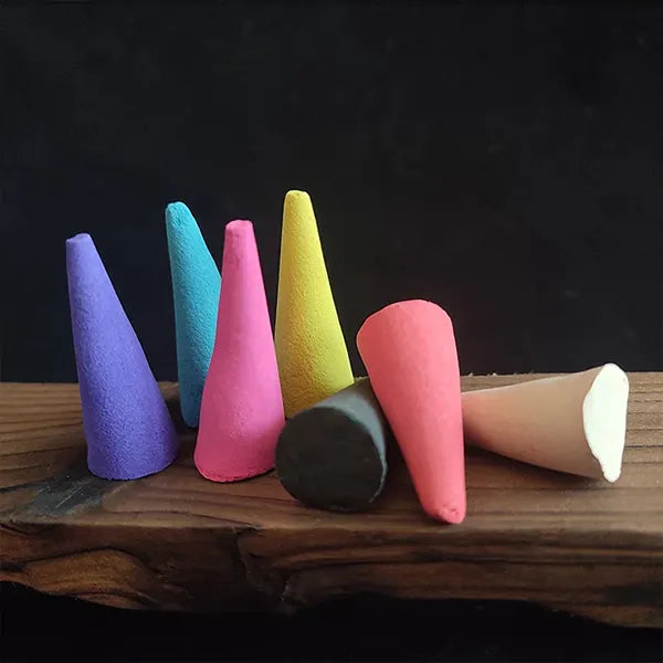 Cônes d’encens - Sachet de 20 pièces, parfums variés sur table bois kaosix