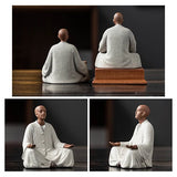 Deux Statues Moines Bouddhistes Prière et Méditation posés sur une table en bois vue de face et vue de derrière kaosix