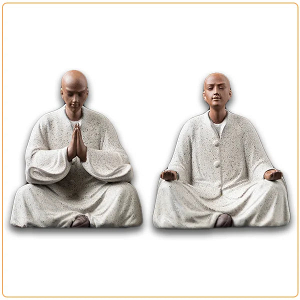 Deux Statues Moines Bouddhistes Prière et Méditation sur fond blanc kaosix