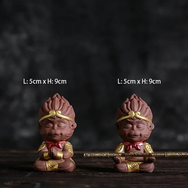 Deux Statuette Sun Wukong Le Roi Singe Légendaire de la Mythologie Chinoise couleur marron sur fond noir kaosix