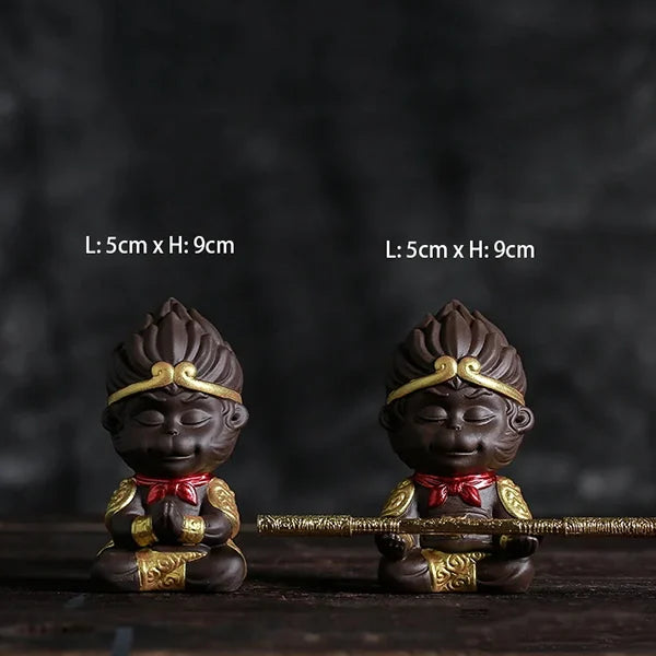 Deux Statuette Sun Wukong Le Roi Singe Légendaire de la Mythologie Chinoise couleur noir sur fond noir kaosix
