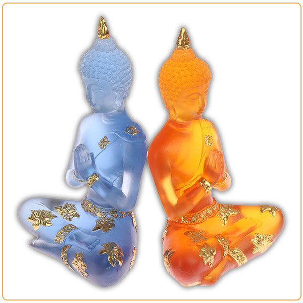 Deux Statuette de Bouddha en résine translucide orange et bleu sur fond blanc Kaosix