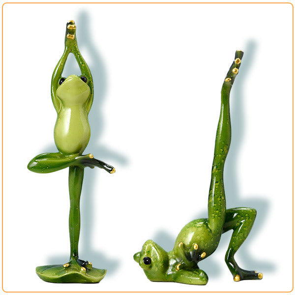 Deux statuettes Grenouille Yoga sur fond blanc Kaosix