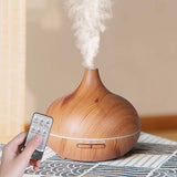 Diffuseur huiles essentielles 500 ml bois clair avec télécommande posé sur une table en bois Kaosix