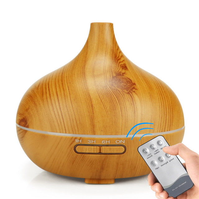 Diffuseur huiles essentielles 500 ml bois clair avec télécommande sur fond blanc Kaosix