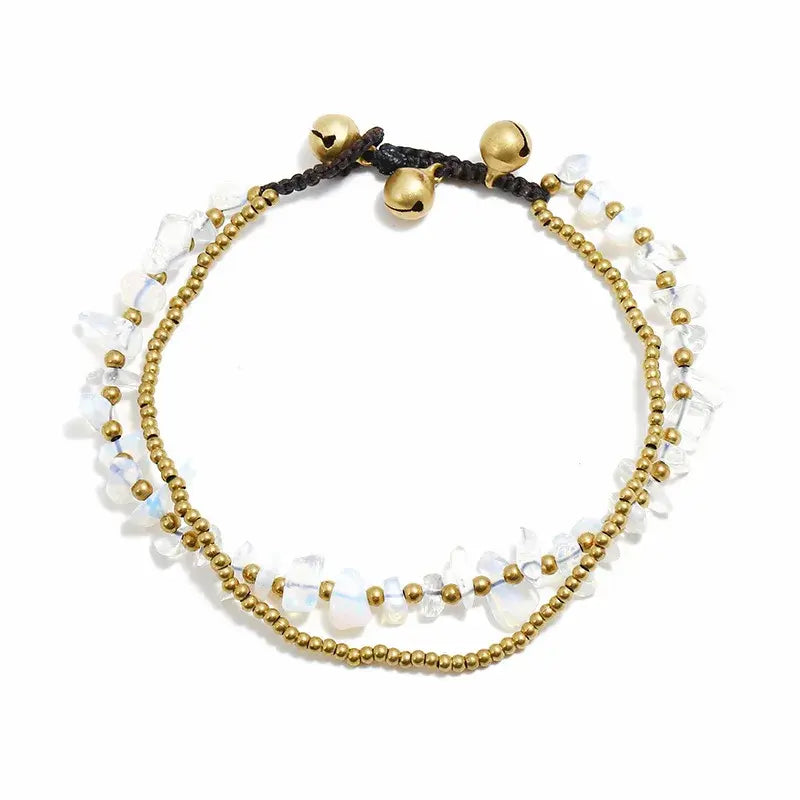 Double Bracelet de Cheville en Quartz Blanc et Perles de Cuivre sur un sol blanc kaosix