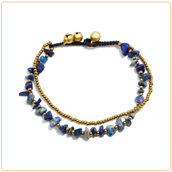 Double bracelet de cheville en éclats de lapis-lazuli et perles de cuivre sur fond blanc kaosix
