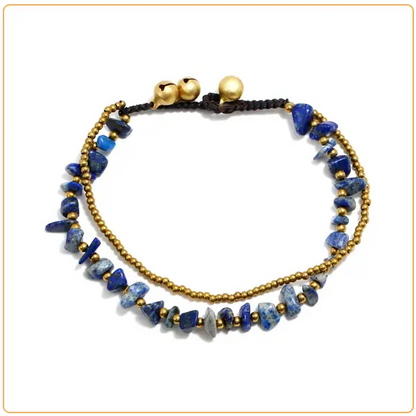 Double bracelet de cheville en éclats de lapis-lazuli et perles de cuivre sur fond blanc kaosix